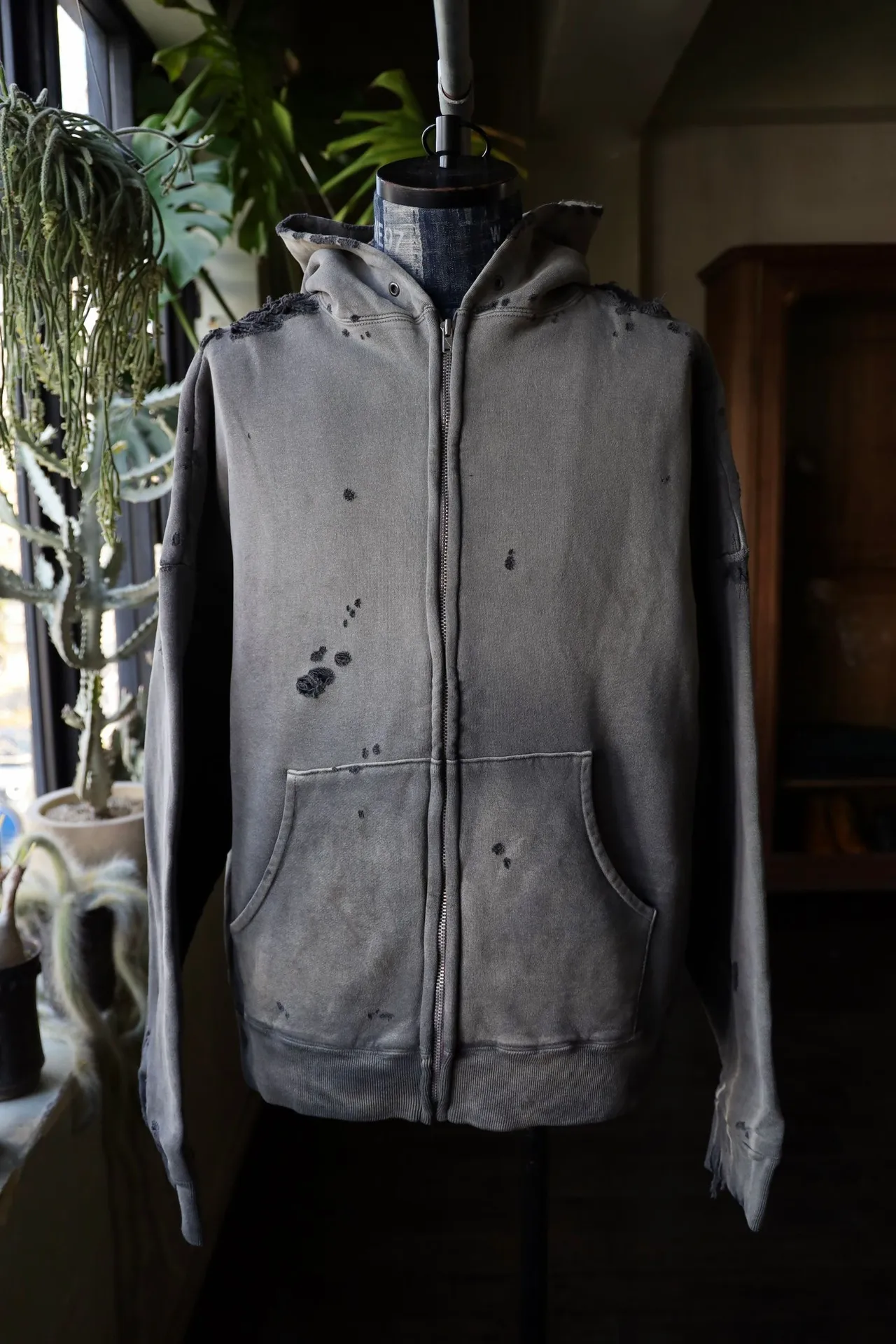 SAINT Mxxxxxx DBL FACE ZIP UP HOODIE/CHARCOAL Double-layer destroyed waffle zipper jacket, washed black S-XL, a style that has been used in the summer. After continuous fine polishing, it has finally been shipped. The finished product is simply a work of art. Super heavy washing to make the weather look old. Multiple water fades. Excessive manual wormhole damage processing. Deconstruction and reorganization embroidery technology. Custom-made zipper with LOGO. The color details of the zipper webbing are also correct. Original grade fruit main label and wash water label. Top purchasing grade. A layer of waffle fabric is added to the inner lining to make the overall texture stronger and increase the comfort and warmth of the wearer.